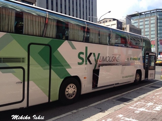 台北市内から桃園空港行きのリムジンバス。