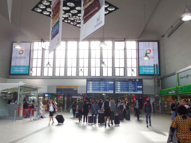 明るく賑やかな駅構内