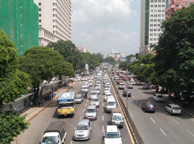 慢性的な渋滞が発生しているヤンゴン