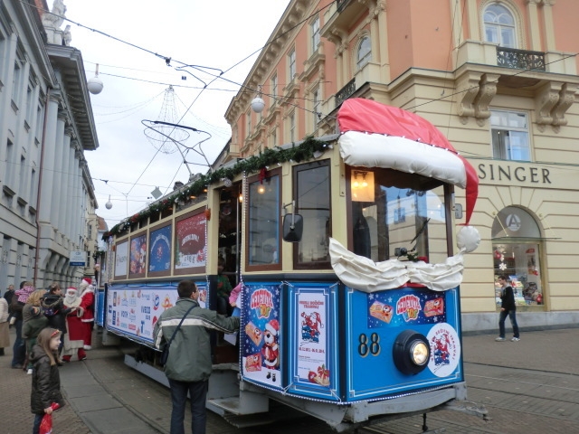 ザグレブ市内を走るトラムもクリスマス仕様