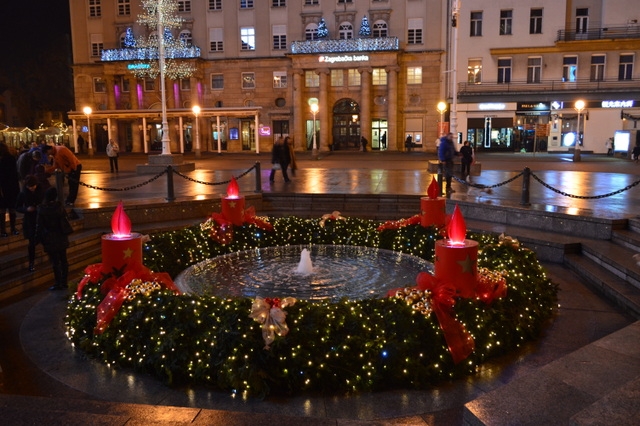 イェラチッチ広場にある泉は「アドベントクランツ」に大変身！
