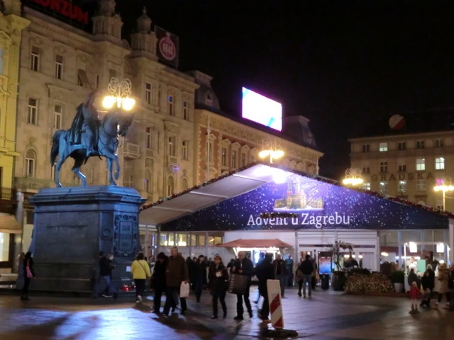 イェラチッチ広場に位置する巨大なテント