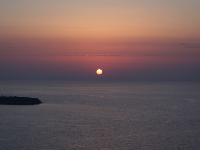 夕日が沈むとイアに集まった大勢の人々の拍手が鳴り響きます