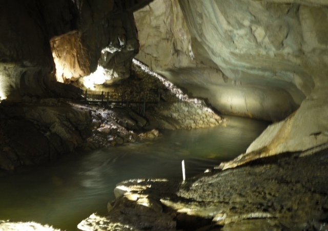 洞窟の中を流れる大きな川
