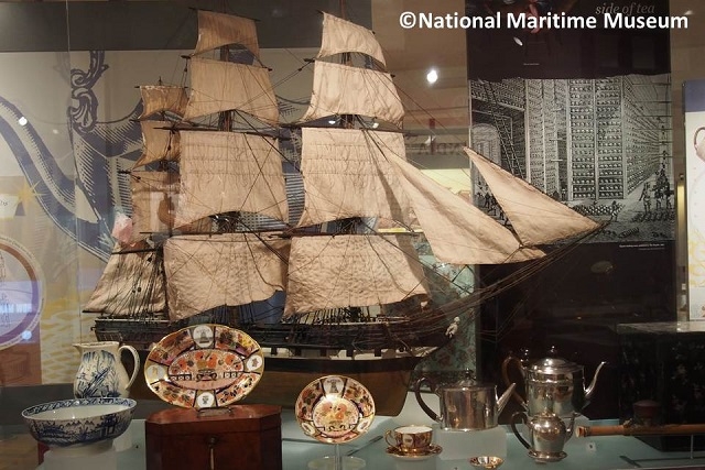 帆船の模型と東洋から輸入された陶磁器など