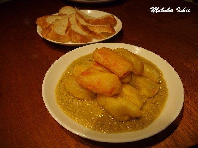 天麩羅にしたパパイヤやリンゴをカレーソースでいただくお料理。