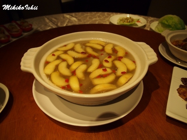 リンゴと白ニガウリを排骨スープで煮込んだ一品。