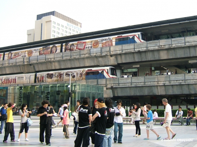 サヤーム駅の上下のホームに停車するBTSの列車