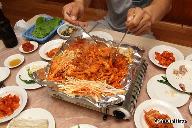 全体をよく混ぜながら均一に火を通す。香りが食欲をそそる