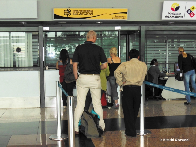 グアヤキル空港に設けられたガラパゴス入島申請カウンター
