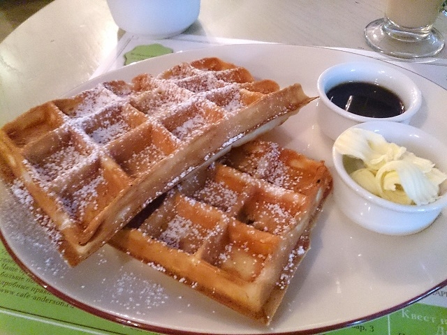 焼き立てのワッフルにバターとメープルシロップを添えて