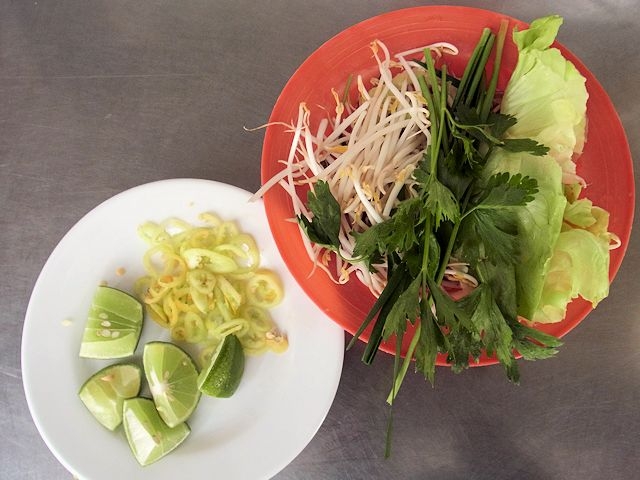 野菜にライム、とうがらし。ベトナム料理はヘルシー