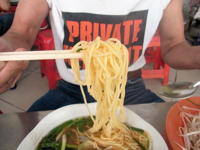 少し懐かしい雰囲気の黄色い麺