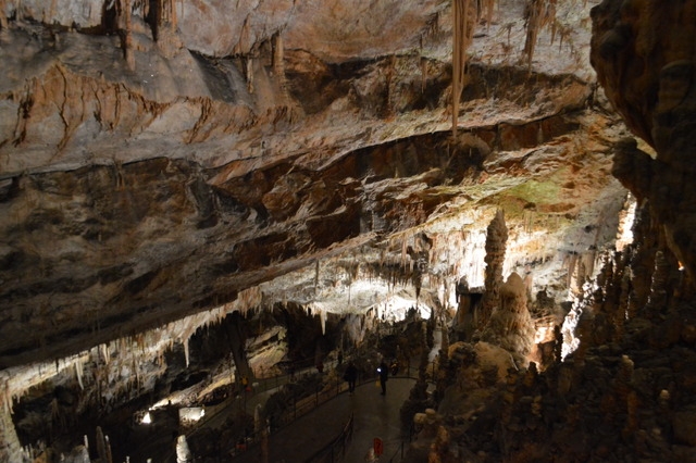 ヨーロッパ最大規模を誇るカルスト鍾乳洞「ポストイナ」