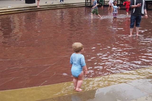 水浴びをしている子供の姿も