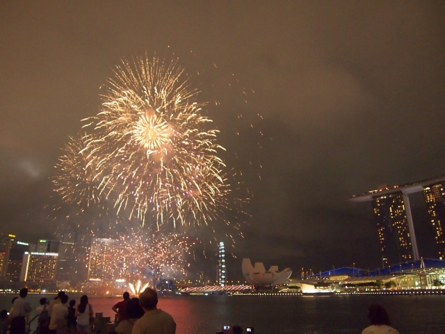 マリーナ・ベイの花火は夜景とダブルで楽しい