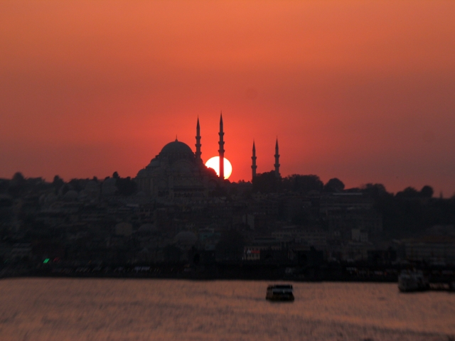 夕陽に染まるイスタンブールの街並み