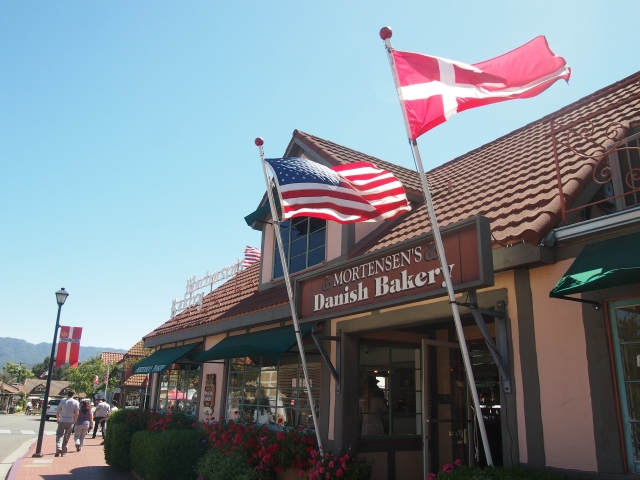 街中でデンマーク国旗をみかける