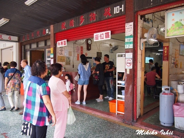 朝から地元の人でにぎわう金峰魯肉飯