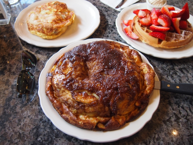 特大のアップルパンケーキ（Apple Pancake)