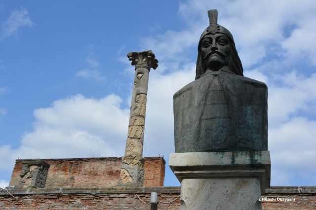 クルテア・ヴェケに立つヴラド3世の胸像