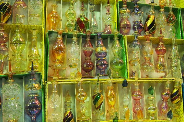 香水瓶をはじめとする、エジプト土産探しも楽しい市場