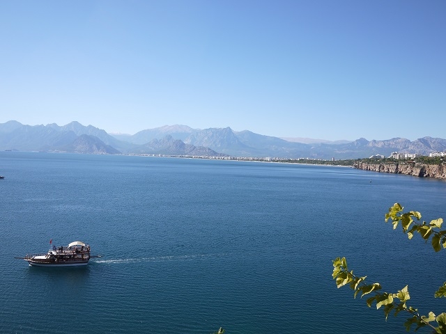 アンタルヤから臨む地中海。深い青色が美しい