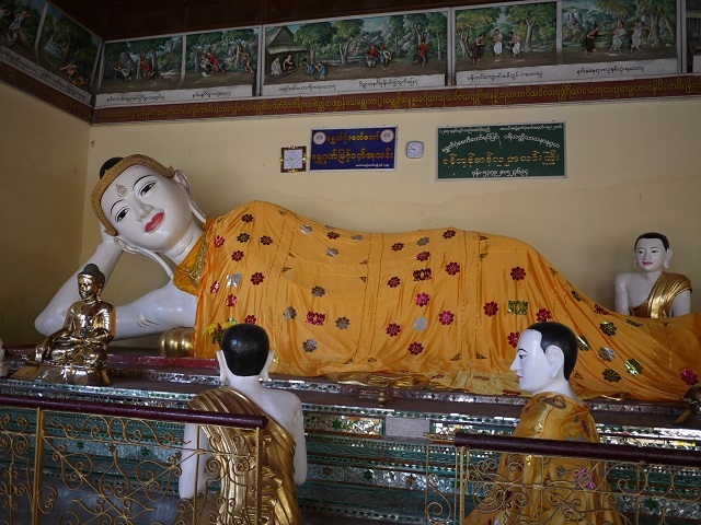 何千対もの仏像が祭られており、横になったものもいた
