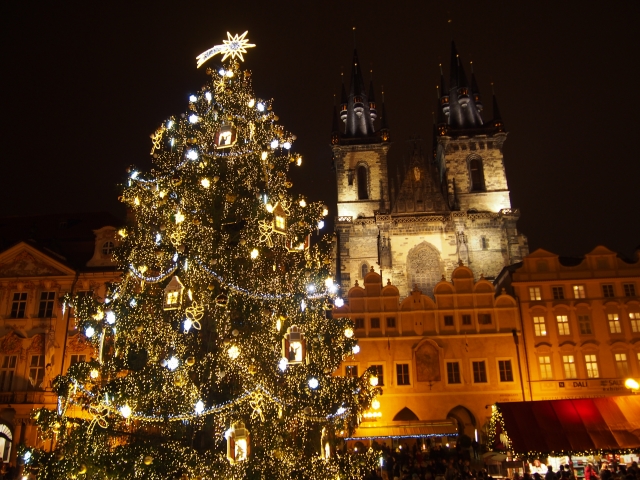 大きなクリスマスツリーのある旧市街広場
