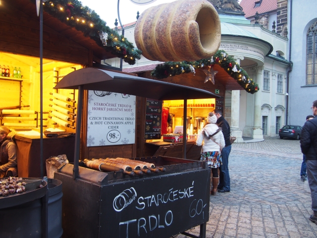 プラハの街中でよく見かける焼き菓子、トルデルニーク