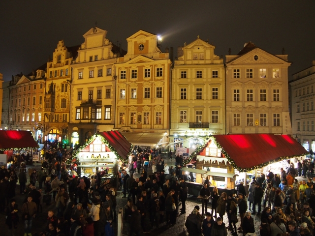 旧市街広場のクリスマスマーケットはたくさんの人々で賑わっています