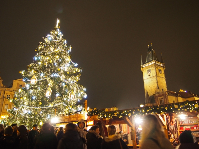 光と音のショーも行われる旧市街広場のクリスマスツリー