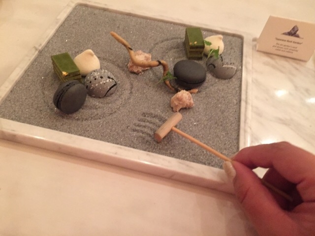 Zen Garden（枯山水）日本の庭の砂と岩のデザート