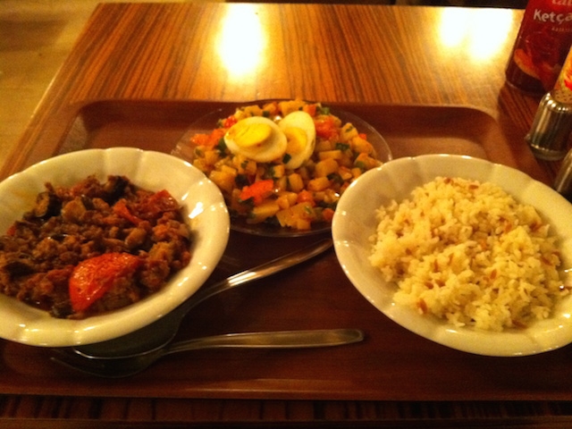 ひき肉とナスの炒め物、豆のサラダ、ライス