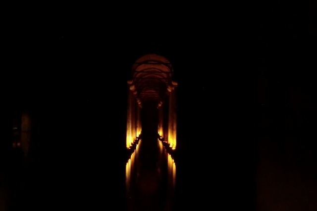 水が張ってあり、光に照らされる柱を鏡のように映し出しています