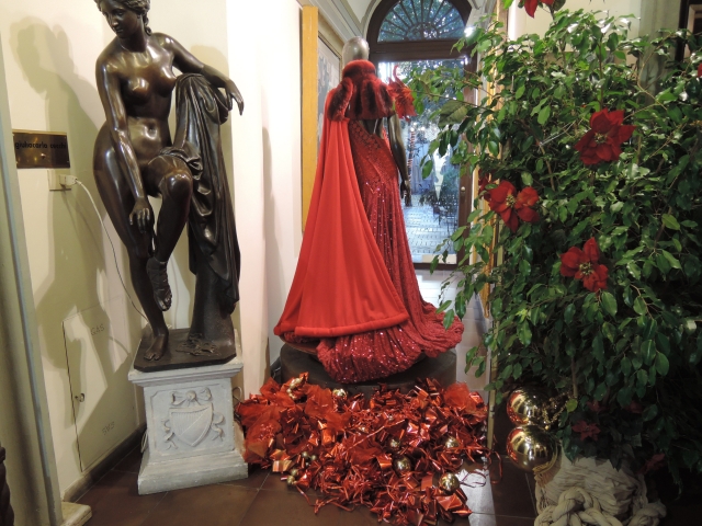 クリスマス用に玄関前には真っ赤なドレスが展示されていました