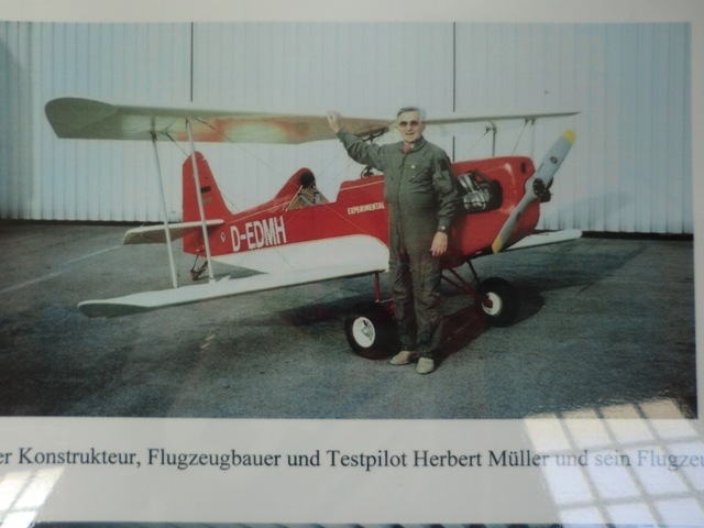 自分で作った航空機を前に、記念撮影したミュラー氏