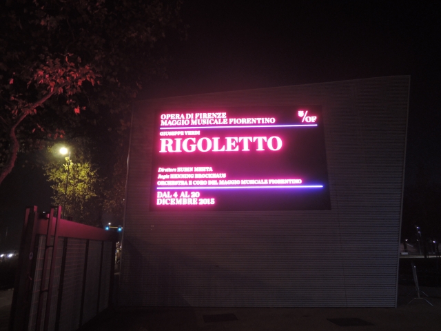 フィレンツェオペラホール玄関前、看板はデジタル