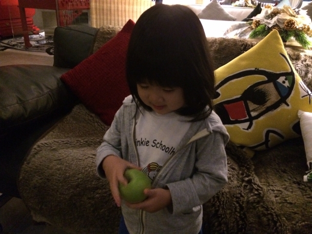 チェックアウト後なのに、スタッフは娘に林檎をプレゼント
