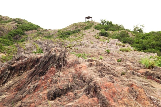 目の前に広がる「ローズ・クオーツ」の岩山