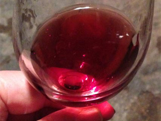 皿毎に数種類のグラスワインを飲み比べられる「テイスティングランチ」