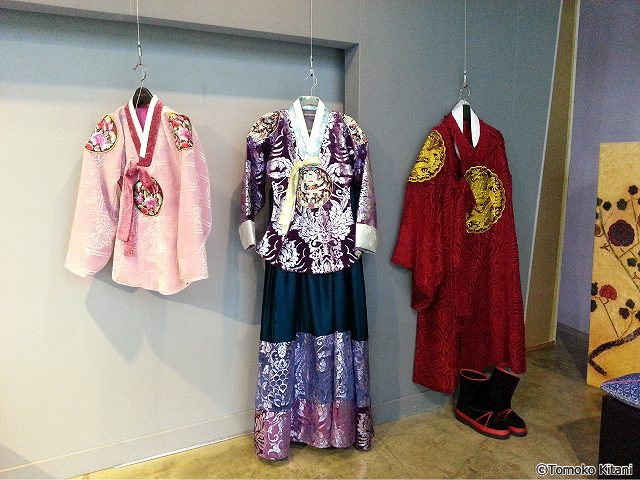 韓服体験コーナーには豪華な王様や王妃の衣装も用意