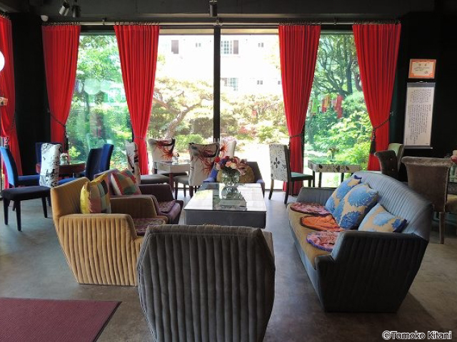 1階のカフェコーナー。ソファーも椅子もベルベット製