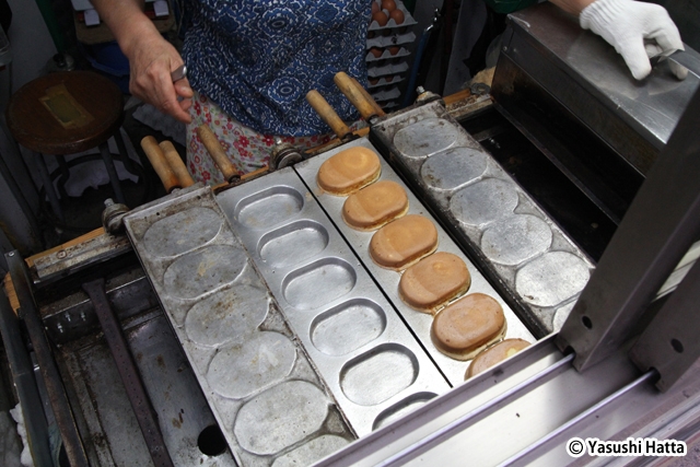 昔ながらの手焼きでひとつひとつ丁寧に仕上げている