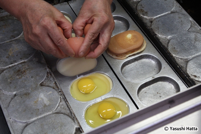 卵もひとつひとつ手作業で割り入れる。塩をぱらりと振って味付け