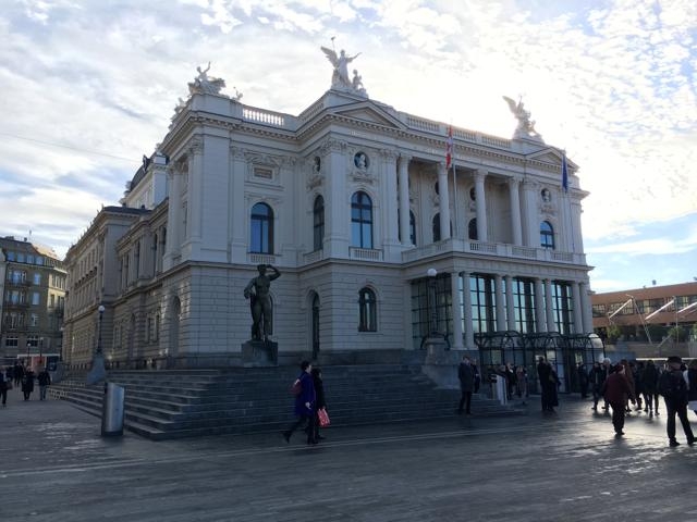 チューリヒ・スタデルホーフェン駅前に立つチューリヒ歌劇場