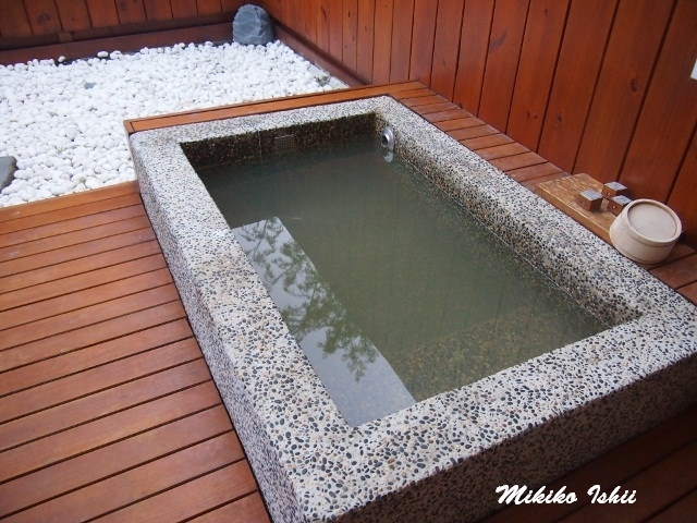 客室の天然温泉の一例