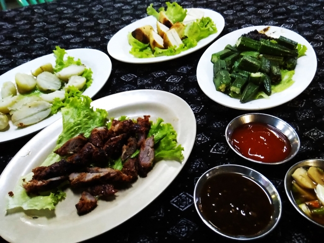 ヤギ肉、じゃがいも、豆腐、オクラ