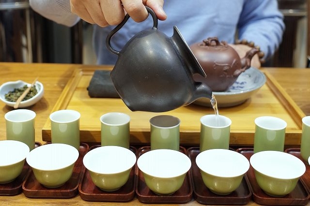 黄先生の所作は優雅で心洗われ、香り高い台湾茶の世界は深い