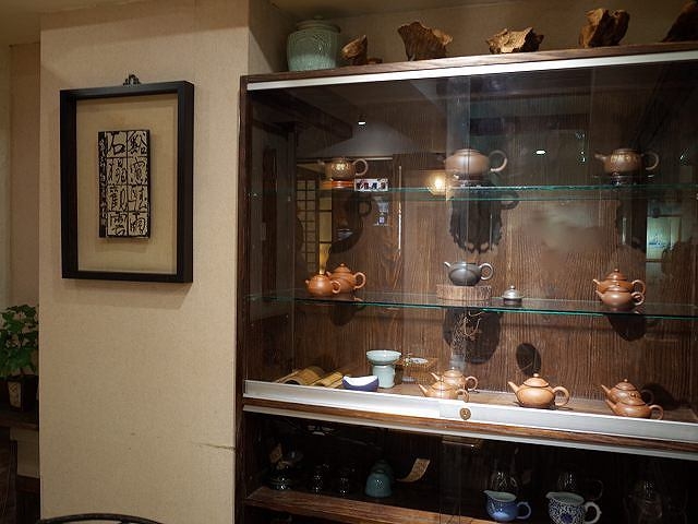 貴重な茶器のコレクションは、もはやインテリアの一部